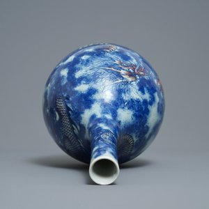 Een Chinese blauw-witte en koperrode vaas met een draak in een wolkpartij, Qianlong/Jiaqing — foto 5