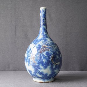 Een Chinese blauw-witte en koperrode vaas met een draak in een wolkpartij, Qianlong/Jiaqing — foto 7