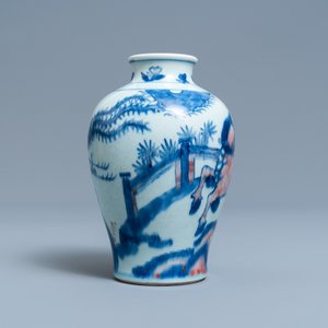 Een Chinese blauw-witte en koperrode vaas met een kylin en een feniks, Qing — foto 2