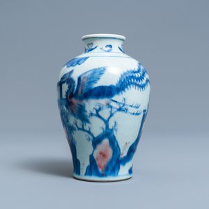 Een Chinese blauw-witte en koperrode vaas met een kylin en een feniks, Qing — foto 3