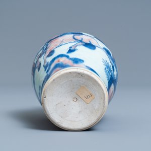 Een Chinese blauw-witte en koperrode vaas met een kylin en een feniks, Qing — foto 6