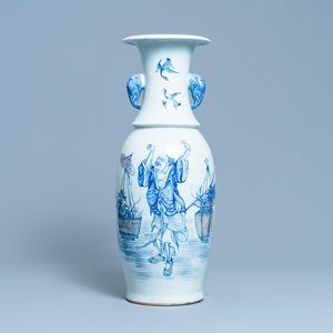 Een Chinese blauw-witte en koperrode vaas met olifantenoren, 19e eeuw — foto 1