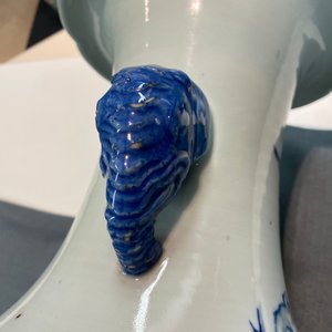 Een Chinese blauw-witte en koperrode vaas met olifantenoren, 19e eeuw — foto 12