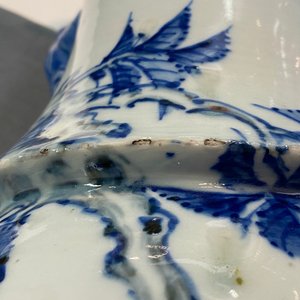 Een Chinese blauw-witte en koperrode vaas met olifantenoren, 19e eeuw — foto 16
