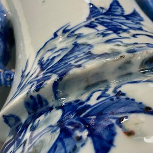 Een Chinese blauw-witte en koperrode vaas met olifantenoren, 19e eeuw — foto 18