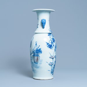 Een Chinese blauw-witte en koperrode vaas met olifantenoren, 19e eeuw — foto 2