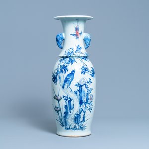 Een Chinese blauw-witte en koperrode vaas met olifantenoren, 19e eeuw — foto 3