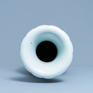 Een Chinese blauw-witte en koperrode vaas met olifantenoren, 19e eeuw — foto 5