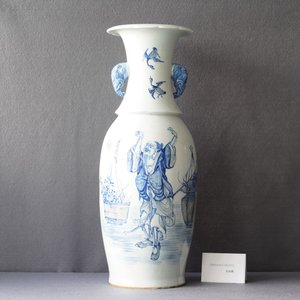 Een Chinese blauw-witte en koperrode vaas met olifantenoren, 19e eeuw — foto 8
