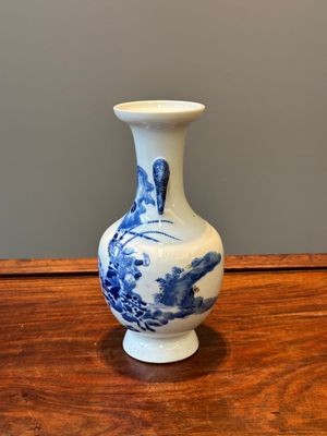 Een Chinese blauw-witte en koperrode vaas met strijders te paard, Qianlong merk, 19e eeuw — foto 2