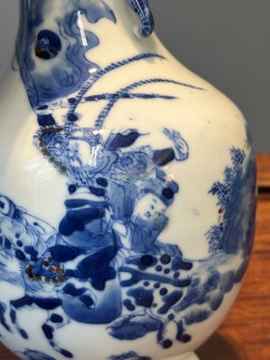 Een Chinese blauw-witte en koperrode vaas met strijders te paard, Qianlong merk, 19e eeuw — foto 7