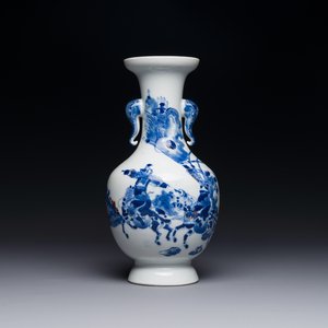 Een Chinese blauw-witte en koperrode vaas met strijders te paard, Qianlong merk, 19e eeuw — foto 1
