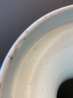 Een Chinese blauw-witte en koperrode vaas met twee herten bij een pijnboom, Qianlong — foto 12
