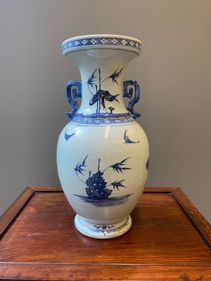 Een Chinese blauw-witte en koperrode vaas met twee herten bij een pijnboom, Qianlong — foto 3