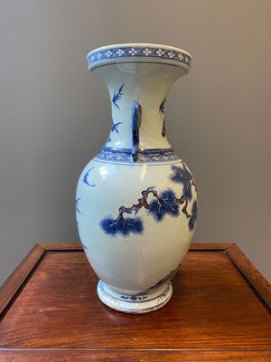 Een Chinese blauw-witte en koperrode vaas met twee herten bij een pijnboom, Qianlong — foto 4