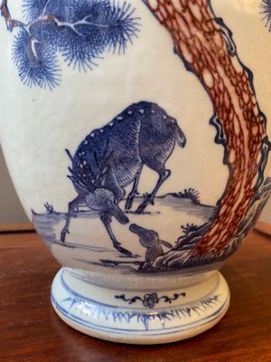 Een Chinese blauw-witte en koperrode vaas met twee herten bij een pijnboom, Qianlong — foto 7