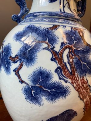 Een Chinese blauw-witte en koperrode vaas met twee herten bij een pijnboom, Qianlong — foto 10