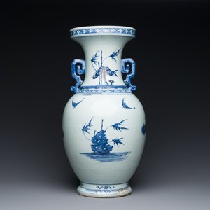 Een Chinese blauw-witte en koperrode vaas met twee herten bij een pijnboom, Qianlong — foto 3