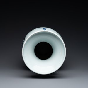 Een Chinese blauw-witte en koperrode vaas met twee herten bij een pijnboom, Qianlong — foto 5