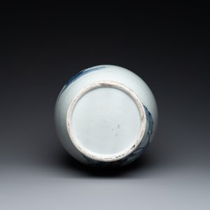 Een Chinese blauw-witte en koperrode vaas met twee herten bij een pijnboom, Qianlong — foto 6