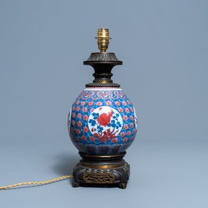 Een Chinese blauw-witte en koperrode vaas met vergulde bronzen lampmontuur, 19e eeuw — foto 1