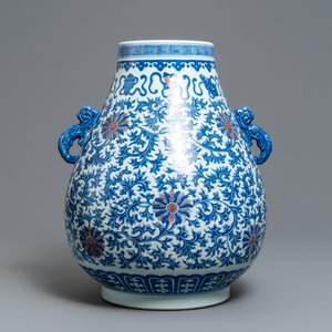 Een Chinese blauw-witte en onderglazuur rode 'hu' vaas, Qianlong merk, 19/20e eeuw — foto 1