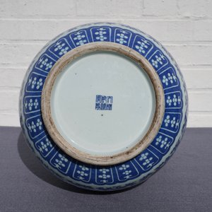 Een Chinese blauw-witte en onderglazuur rode 'hu' vaas, Qianlong merk, 19/20e eeuw — foto 11