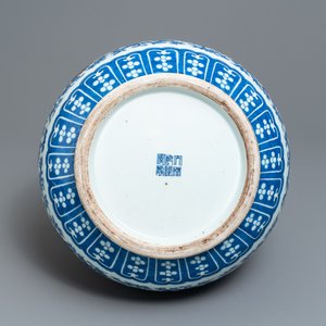 Een Chinese blauw-witte en onderglazuur rode 'hu' vaas, Qianlong merk, 19/20e eeuw — foto 5