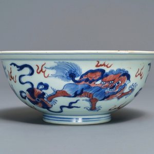 Een Chinese blauw-witte en onderglazuur rode kom met tempelleeuwen, Qianlong merk en periode — foto 4