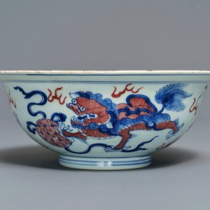 Een Chinese blauw-witte en onderglazuur rode kom met tempelleeuwen, Qianlong merk en periode — foto 5