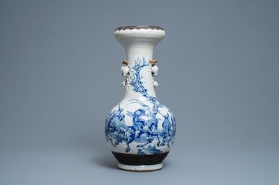 Een Chinese blauw-witte en onderglazuur rode Nanking craquelé vaas, 19e eeuw