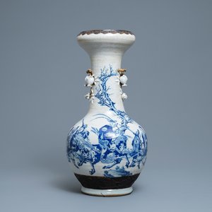 Een Chinese blauw-witte en onderglazuur rode Nanking craquelé vaas, 19e eeuw — foto 1