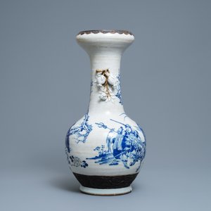 Een Chinese blauw-witte en onderglazuur rode Nanking craquelé vaas, 19e eeuw — foto 2