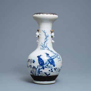 Een Chinese blauw-witte en onderglazuur rode Nanking craquelé vaas, 19e eeuw — foto 3