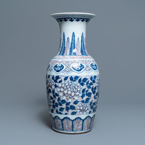 Een Chinese blauw-witte en onderglazuur rode vaas, 19e eeuw — foto 2