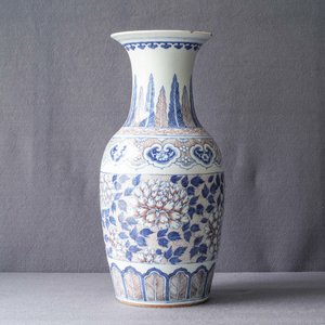Een Chinese blauw-witte en onderglazuur rode vaas, 19e eeuw — foto 7