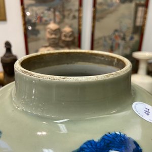 Een Chinese blauw-witte en onderglazuur rode vaas met celadon fondkleur, Kangxi — foto 12
