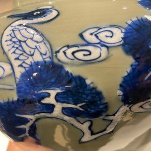 Een Chinese blauw-witte en onderglazuur rode vaas met celadon fondkleur, Kangxi — foto 17