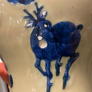 Een Chinese blauw-witte en onderglazuur rode vaas met celadon fondkleur, Kangxi — foto 20