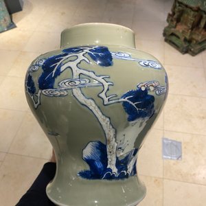 Een Chinese blauw-witte en onderglazuur rode vaas met celadon fondkleur, Kangxi — foto 22