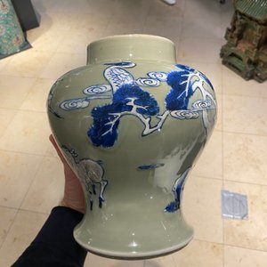 Een Chinese blauw-witte en onderglazuur rode vaas met celadon fondkleur, Kangxi — foto 23