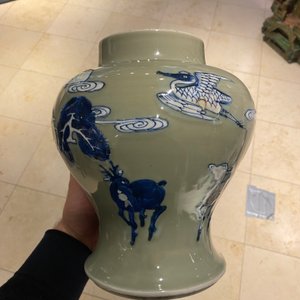 Een Chinese blauw-witte en onderglazuur rode vaas met celadon fondkleur, Kangxi — foto 25