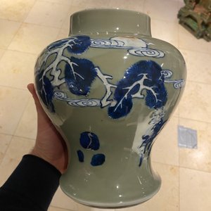 Een Chinese blauw-witte en onderglazuur rode vaas met celadon fondkleur, Kangxi — foto 26