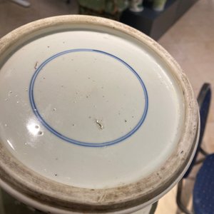 Een Chinese blauw-witte en onderglazuur rode vaas met celadon fondkleur, Kangxi — foto 28