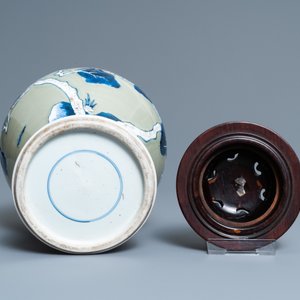 Een Chinese blauw-witte en onderglazuur rode vaas met celadon fondkleur, Kangxi — foto 7
