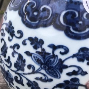 Een Chinese blauw-witte en onderglazuur rode yuhuchunping vaas, Qianlong — foto 15