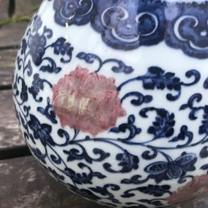 Een Chinese blauw-witte en onderglazuur rode yuhuchunping vaas, Qianlong — foto 16