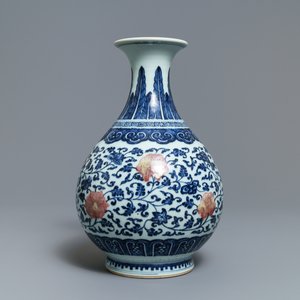 Een Chinese blauw-witte en onderglazuur rode yuhuchunping vaas, Qianlong — foto 3