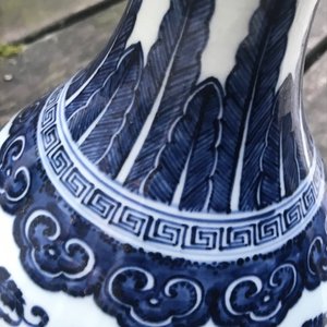 Een Chinese blauw-witte en onderglazuur rode yuhuchunping vaas, Qianlong — foto 32
