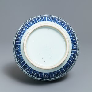 Een Chinese blauw-witte en onderglazuur rode yuhuchunping vaas, Qianlong — foto 5
